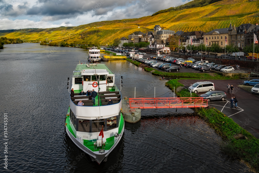 Naklejka premium Germany - River Boats on the Moselle - Bernkastel Kues