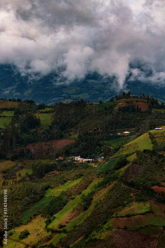 Fototapeta premium Pueblo en las montañas