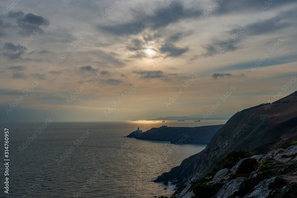Bucht von Howth, In düsterer Stimmung mit goldener Sonnenfläche Bucht von Howth, In düsterer Stimmung mit goldener Sonnenfläche