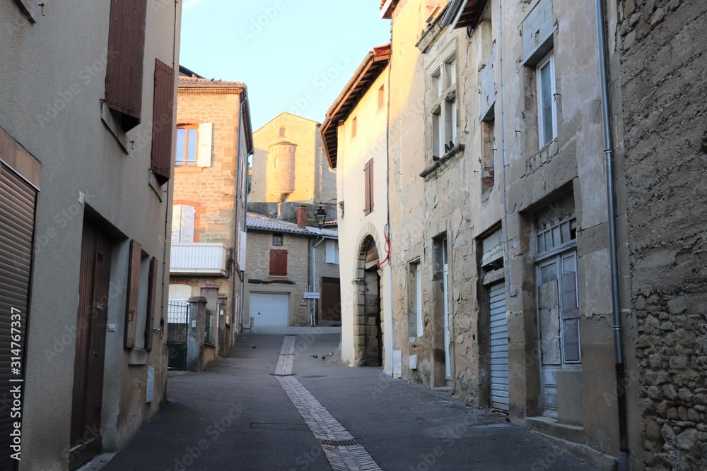 La rue Victor Hugo dans le village de Saint Donat sur l'Herbasse - Département de la Drôme - France