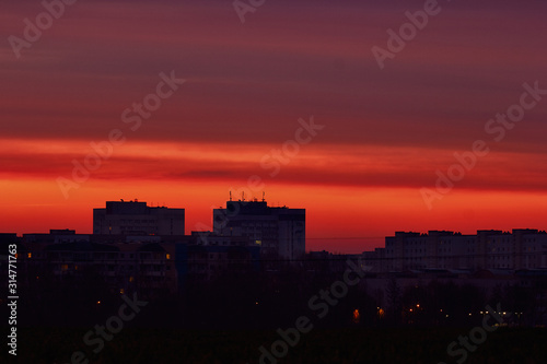 Stadt Silhouette im Sonnenaufgang