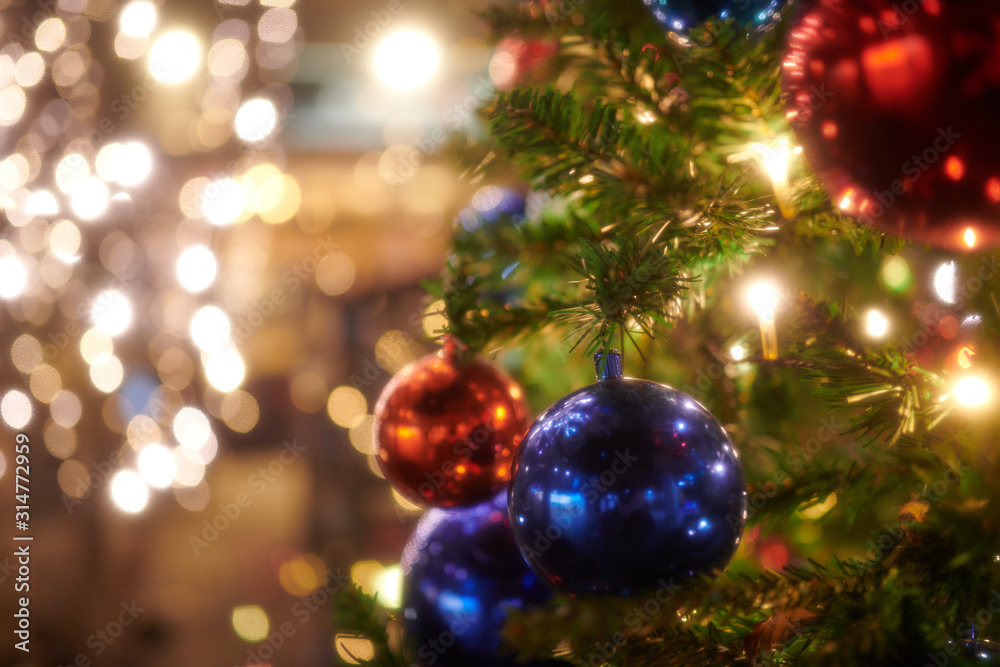 クリスマスツリーと飾りとイルミネーション