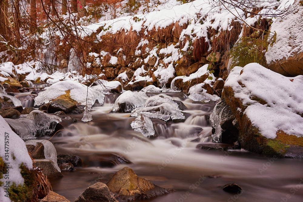 Langzeitbelichtung von vereisten Wasserfall im Winter im Harz
