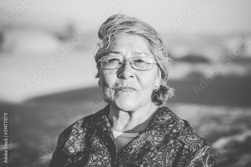 Hermosa abuela mexicana feliz disfrutando de su viaje al desierto en México photo