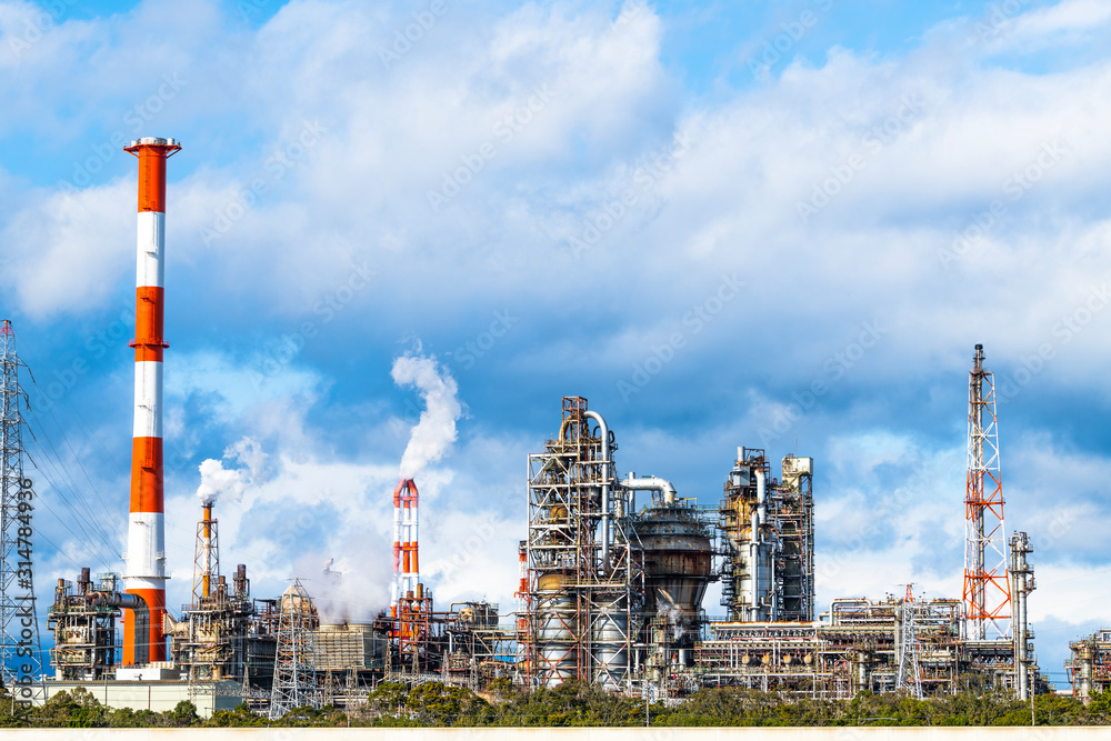 Obraz premium 四日市コンビナート 磯津海岸から望む塩浜エリアの工場風景