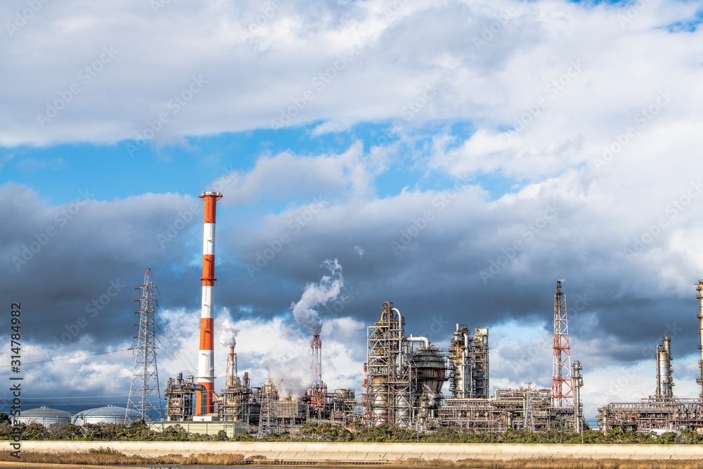 Obraz premium 四日市コンビナート 磯津海岸から望む塩浜エリアの工場風景