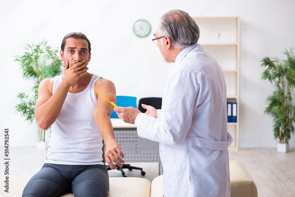 Obraz premium Young male patient visiting experienced doctor