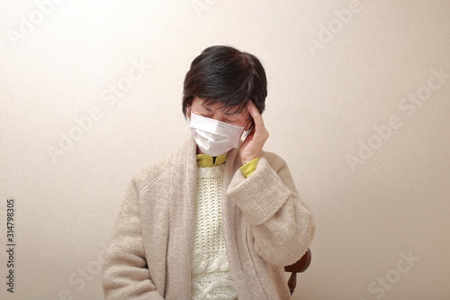 Obraz na płótnie middle aged woman wearing a mask and catching a cold w salonie