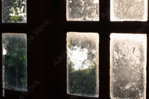Fototapeta stare okna w ciemności, spokojna koncepcja tła duchowego.