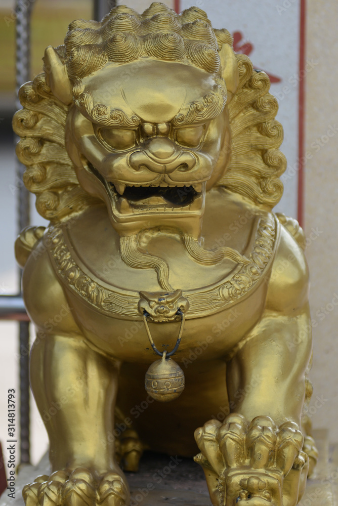 Obraz premium lion statue in chinese temple 