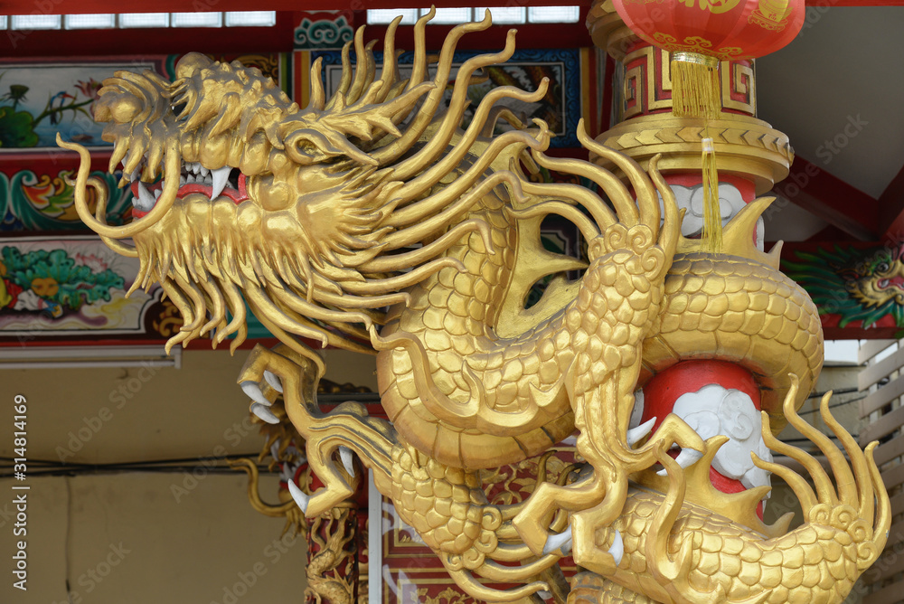 Fototapeta premium dragon statue in chinese temple 
