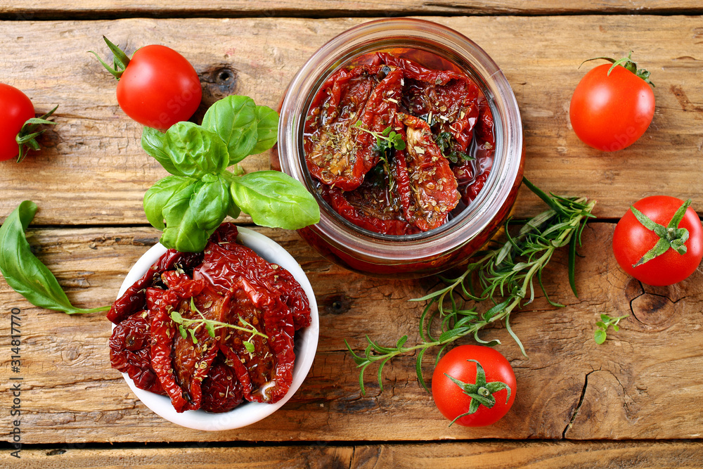 cibo mediterraneo spunti con acciughe pomodori secchi olive sfondo rustico cibo mediterraneo spunti con acciughe pomodori secchi olive sfondo rustico