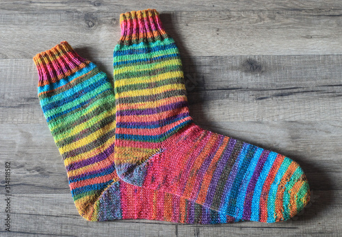 Ein Paar Socken gestrickt mit Sockenwolle photo