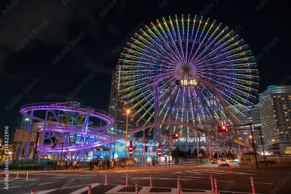 Fototapeta premium Nocny widok dzielnicy Yokohama Minatomirai
