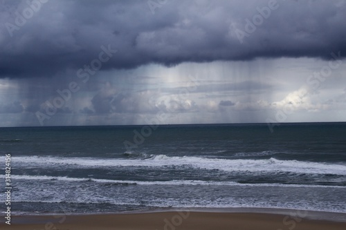 plage sous la pluie