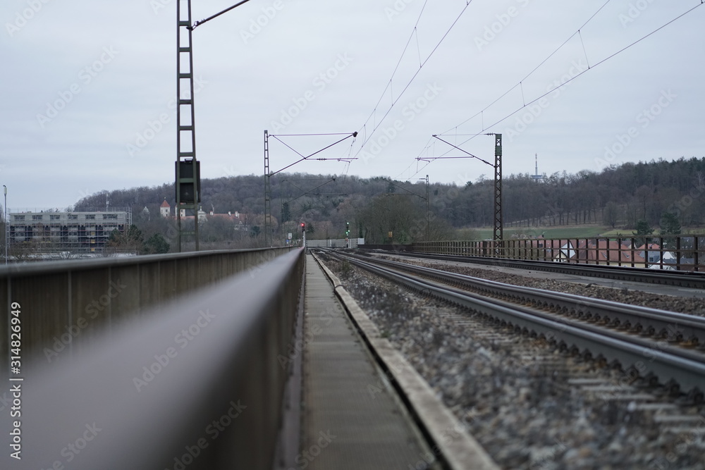 Langer Weg Strasse in die Freiheit über den Hügel,
den weg Folgen Langer Weg Strasse in die Freiheit über den Hügel,
den weg Folgen