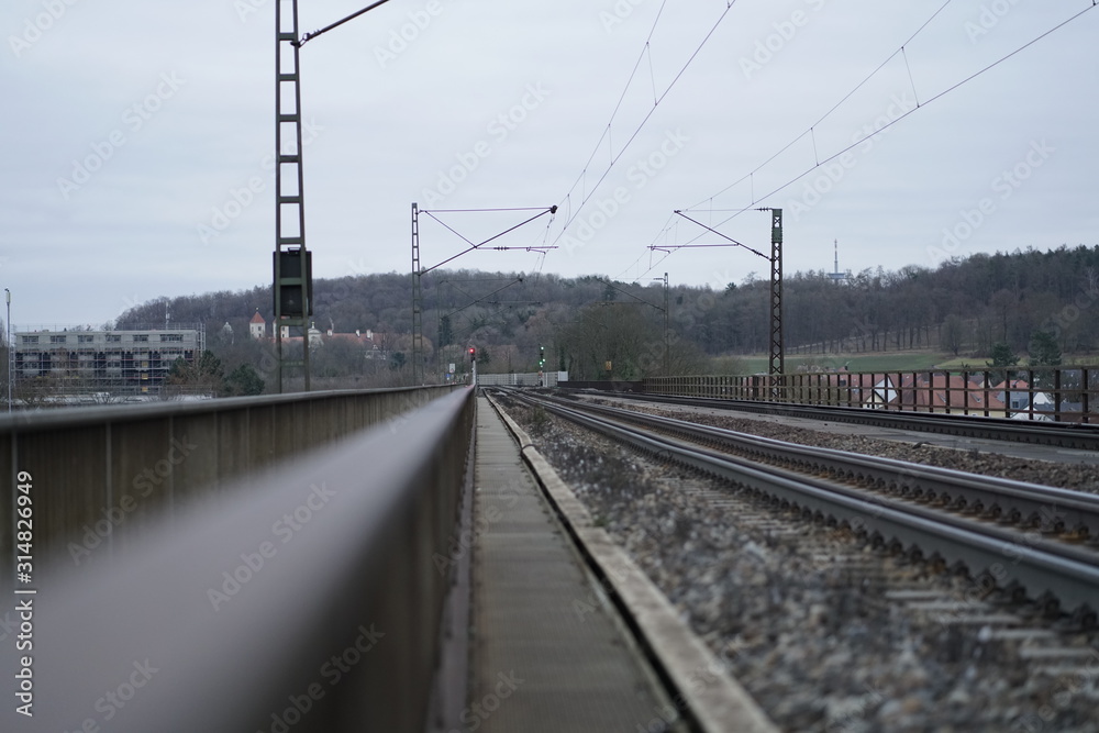 Langer Weg Strasse in die Freiheit über den Hügel,
den weg Folgen