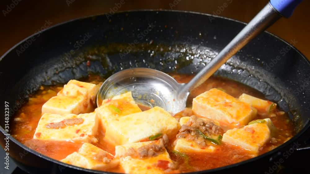 調理中のマーボー豆腐 調理中のマーボー豆腐
