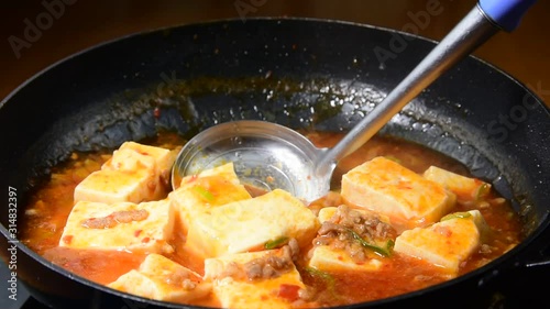 調理中のマーボー豆腐