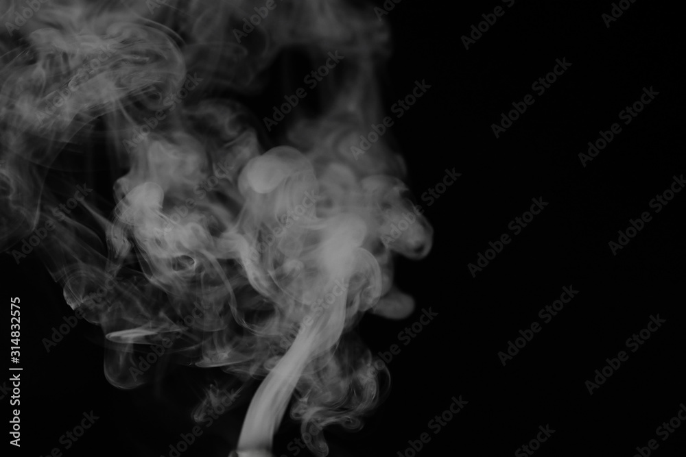 Fototapeta Biały dym na czarnym tle. Tekstura dymu. Kluby białego dymu na ciemnym tle jako nakładka
