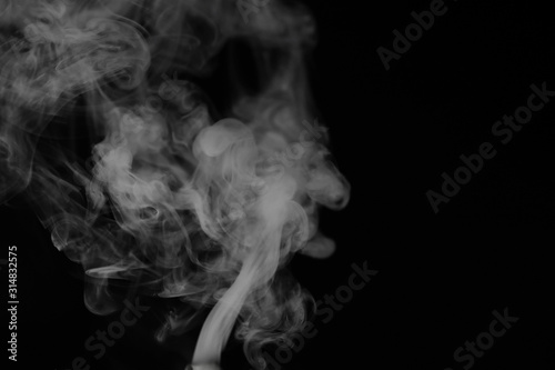 Fototapeta Biały dym na czarnym tle. Tekstura dymu. Kluby białego dymu na ciemnym tle jako nakładka