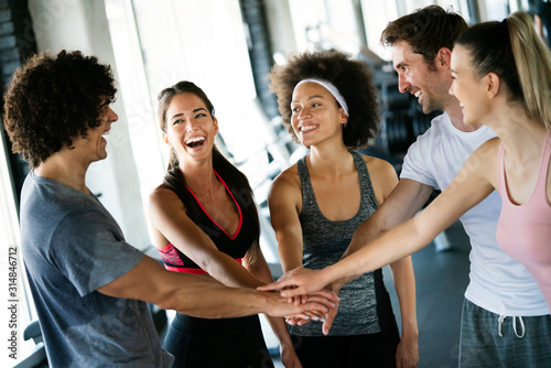 Fototapeta Naklejka Na Ścianę i Meble -  Picture of cheerful fit fitness team in gym