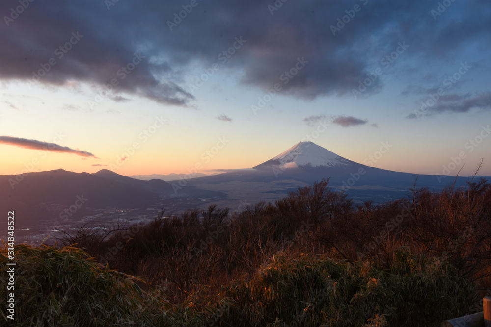 Fototapeta premium Fuji mountain sunset from Hakone, Japan