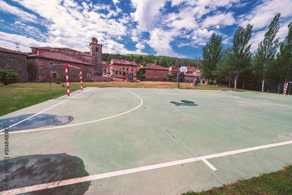 Obraz premium Campo de futbol en Molinos de Duero. Soria. España. Europa.
