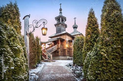 Храм Покрова Пресвятой Богородицы в Боровске Church of the Intercession of the Virgin Mary and lanterns photo