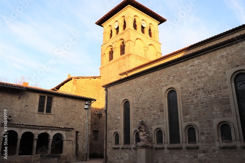 La collégiale Saint Pierre et Saint Paul dans le village de Saint Donat sur l'Herbasse - Département de la Drôme - France - Vue de l'extérieur