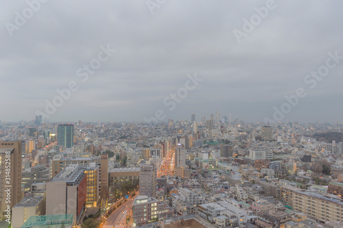 東京都文京区後楽園から見る曇りの日の東京の夕景