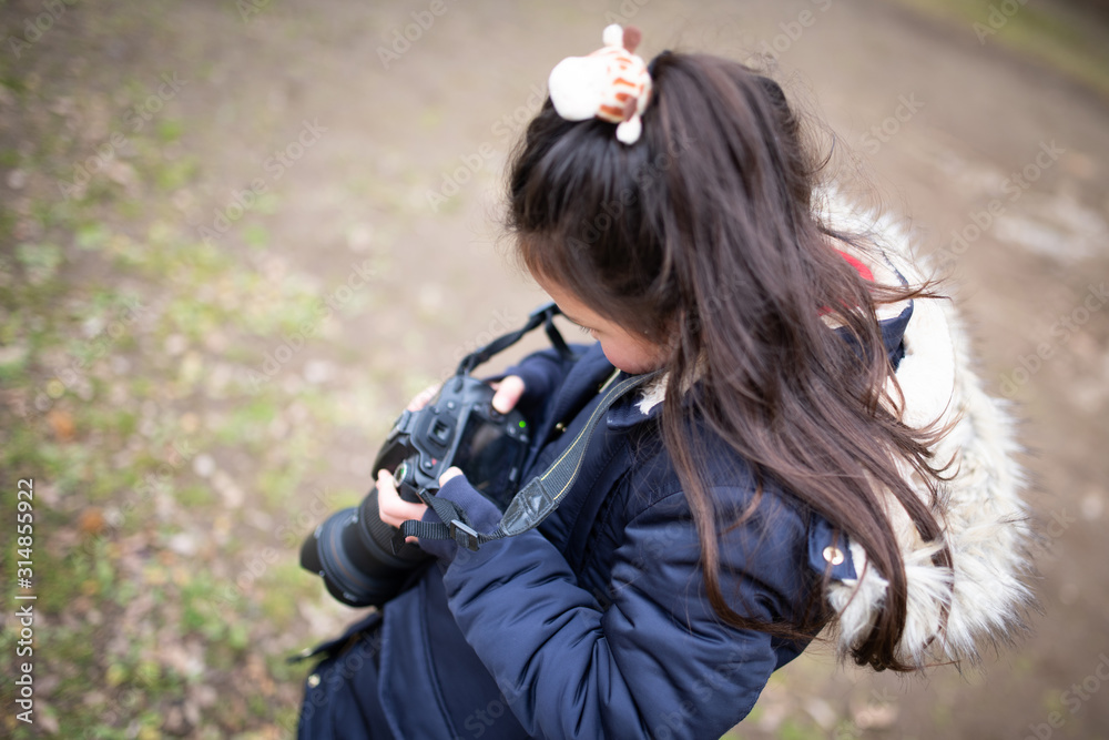 一眼レフカメラで写真を撮影する女の子 Stock 写真 Adobe Stock