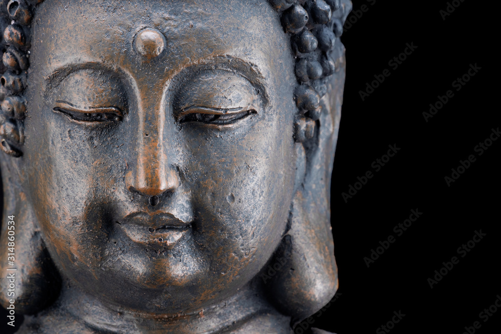 Porträt des Kopfes einer Buddha-Figur aus Bronze freigestellt auf schwarzem Hintergrund mit Platz für Text Porträt des Kopfes einer Buddha-Figur aus Bronze freigestellt auf schwarzem Hintergrund mit Platz für Text