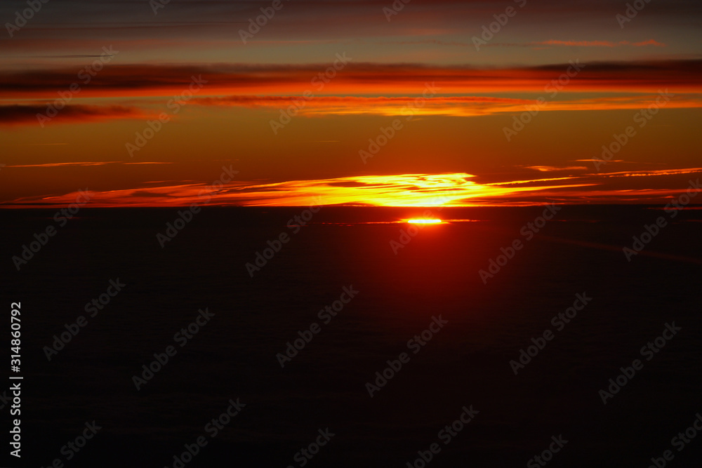 Über den Wolken Sonnenuntergang aus dem Flugzeug Über den Wolken Sonnenuntergang aus dem Flugzeug