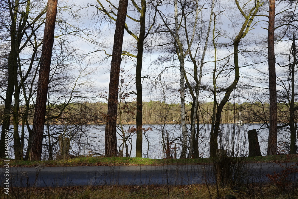 Blick über eine Uferstraße auf die Dahme bei Grünau Blick über eine Uferstraße auf die Dahme bei Grünau