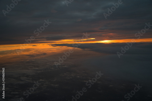 Über den Wolken Sonnenuntergang aus dem Flugzeug © Angelika Beck