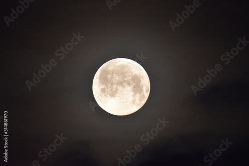 La primera luna llena de 2020, después del eclipse. 