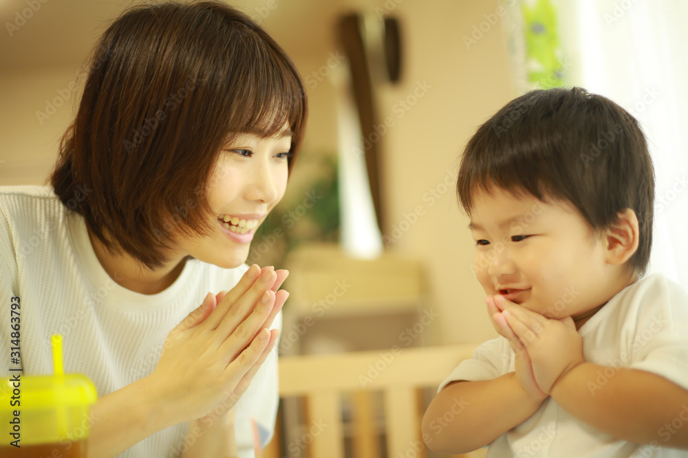 食事する親子 食事する親子