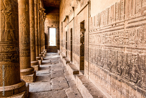 Fotografía Columns in the temple of Isis from Philae at its current location on Agilkia Isl