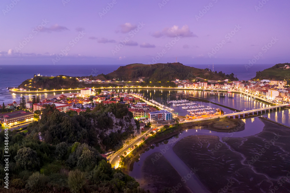 Vista Panoramica del pueblo marinero de Ribadesella en el Principado de Asturias, España, con la desembocadura del rio Sella en el mar Cantabrico, al atardecer