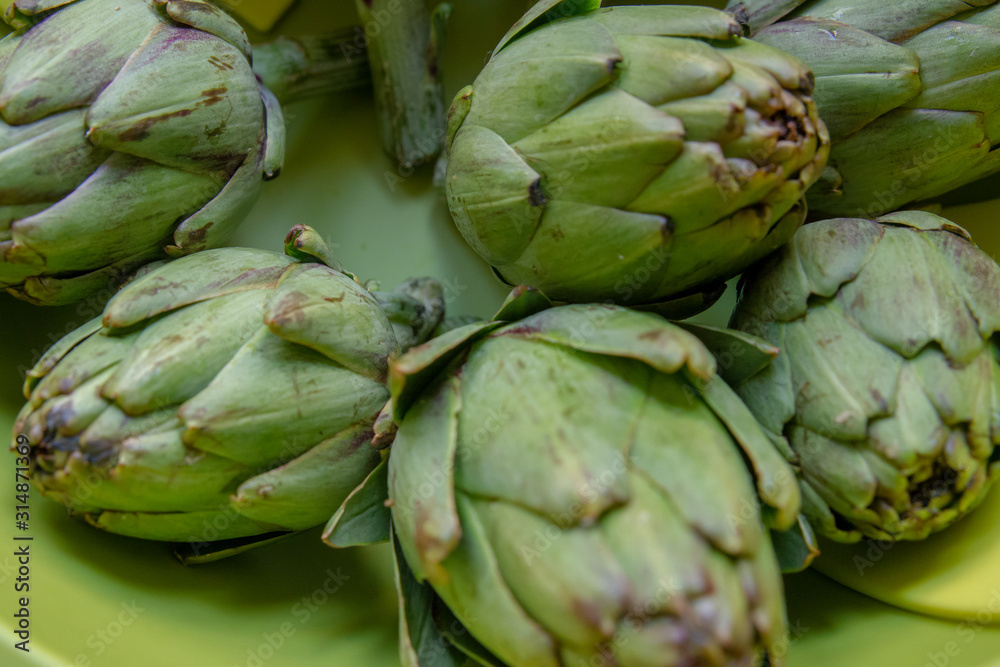 Obraz premium Raw green artichokes