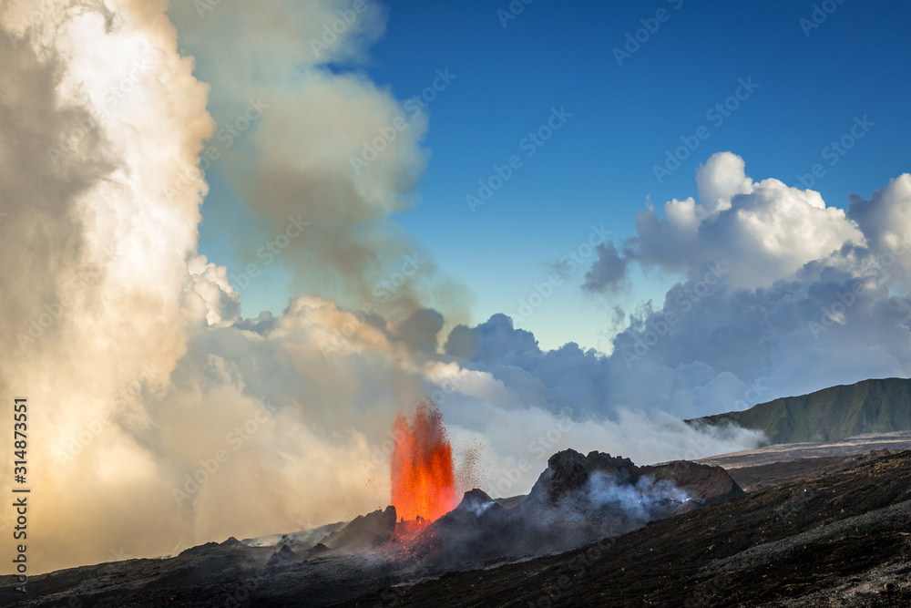 Fototapeta premium Eruption du volcan Piton de La Fournaise