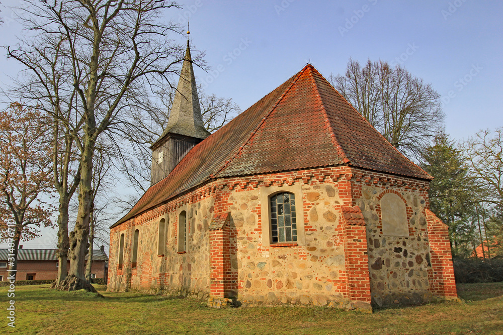 Spätgotische Dorfkirche in Gorlosen (14. Jh., Mecklenburg-Vorpommern) Spätgotische Dorfkirche in Gorlosen (14. Jh., Mecklenburg-Vorpommern)