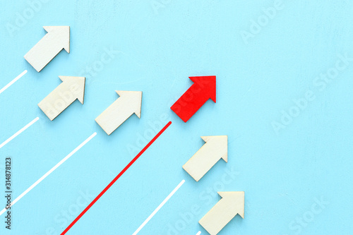 Billede på lærred Business competition concept, red arrow leading the race