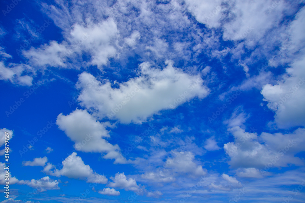 Obraz premium Blue sky with white clouds