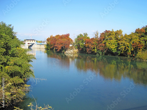 秋の紅葉と川