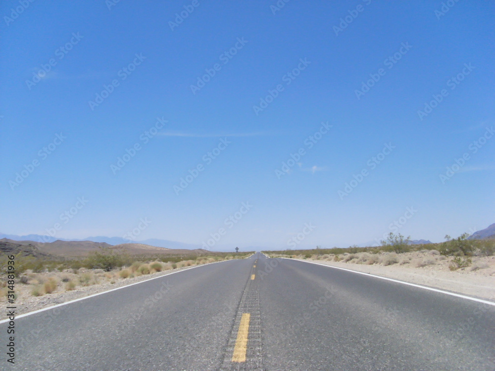 In den Horizont laufende Straße im Death Valley In den Horizont laufende Straße im Death Valley