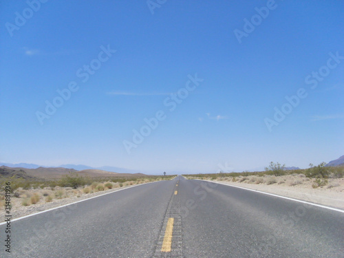 In den Horizont laufende Straße im Death Valley