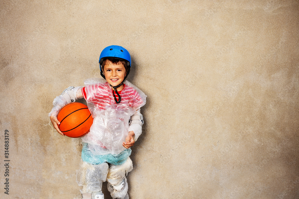 Kid and basketball ball overprotecting bubble wrap - obrazy, fototapety, plakaty 