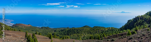 La Palma: Wanderung auf der Ruta de los Volcanes - Panoramablick: Kiefernwald, Vulkanerde und das Meer